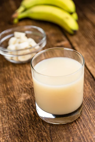 Glas met vers gemaakte banaan SAP — Stockfoto