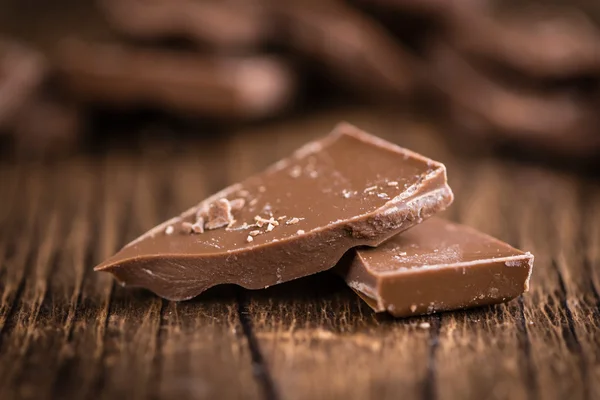 Pedazos de chocolate con leche —  Fotos de Stock