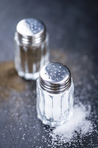 Rustik Salt och peppar Shakers — Stockfoto