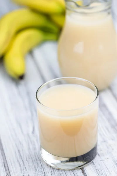 Glas met vers gemaakte banaan SAP — Stockfoto