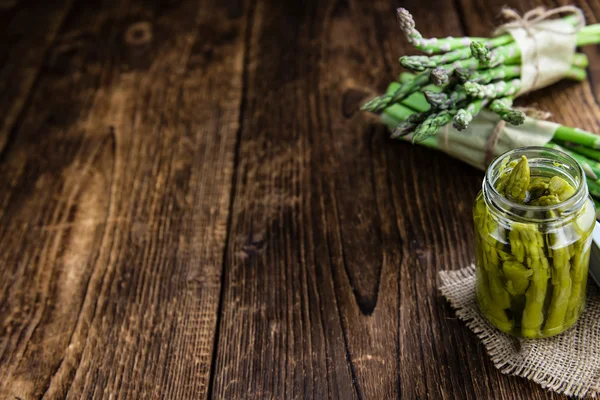 Grön sparris på bord — Stockfoto