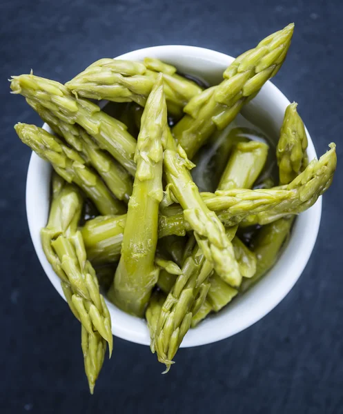 Groene asperges op een leisteen plaat — Stockfoto