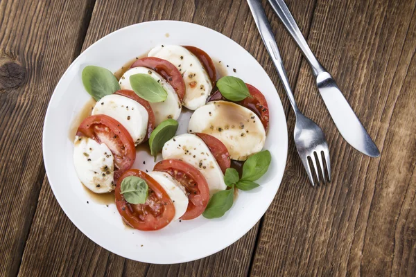 Mozzarella peyniri, domates ve Balasmico sosu — Stok fotoğraf