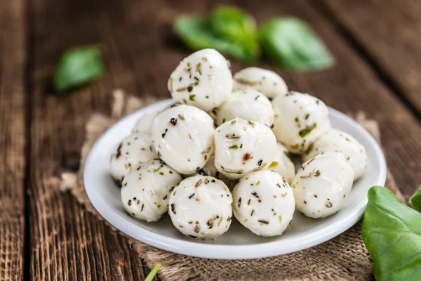 Küçük Mozzarella peyniri bölümünü — Stok fotoğraf