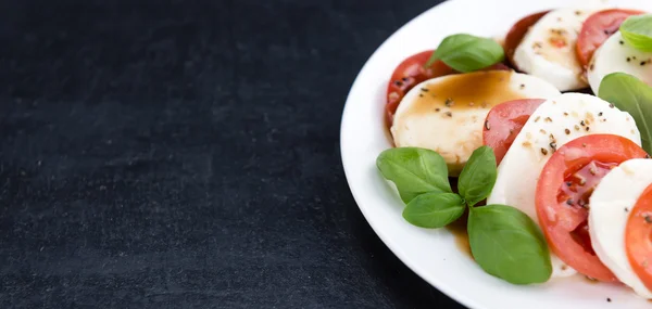 Mozzarella, rajčata a Balasmico dresinkem — Stock fotografie