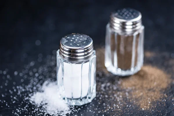 Sůl a pepř třepačky — Stock fotografie