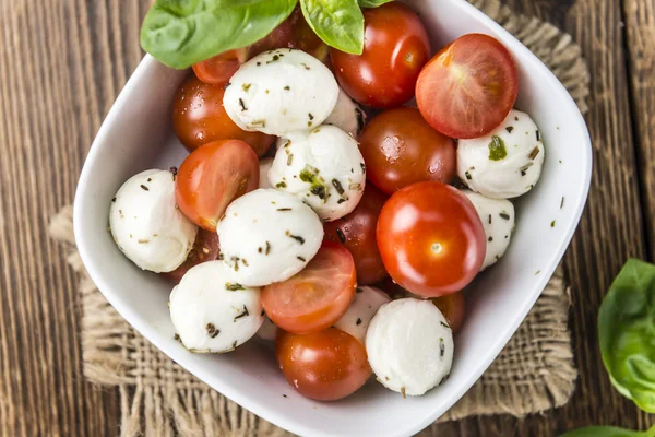 Tomates et mozzarella au basilic frais — Photo