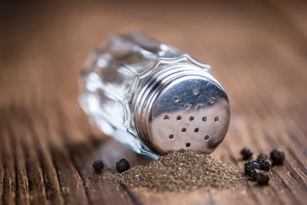 Vieille table en bois avec un Pepper Shaker — Photo