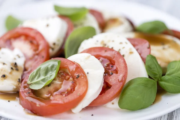Mozzarella peyniri, domates ve Balasmico sosu — Stok fotoğraf