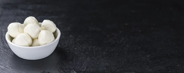 Сир Моцарелла на шиферні плити — стокове фото