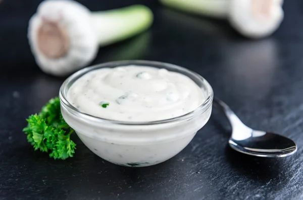 Portion Knoblauchsoße auf einer Schieferplatte — Stockfoto