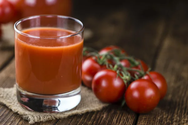 Glas mit Tomatensaft — Stockfoto