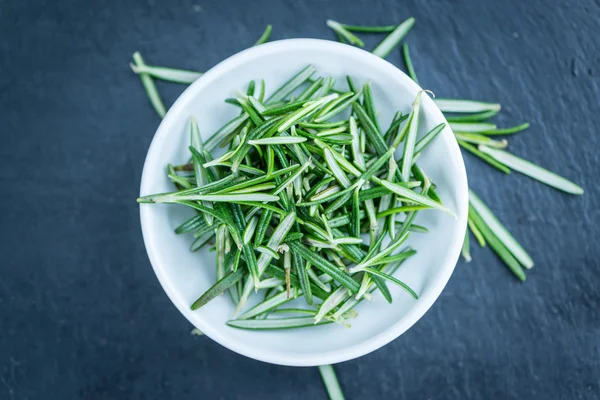 Rosemary fresco em tigela — Fotografia de Stock