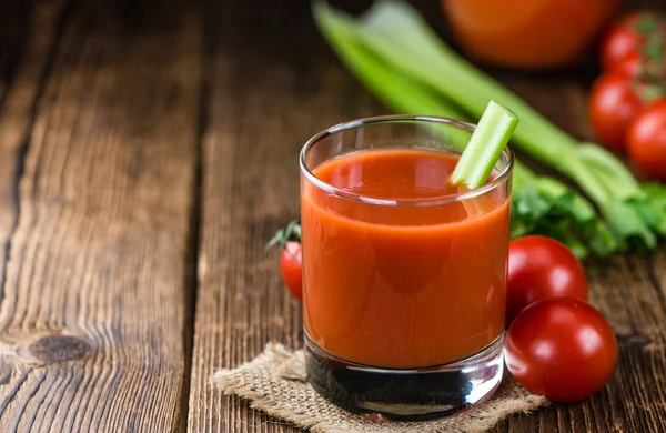 テーブルの上のトマト ジュース — ストック写真