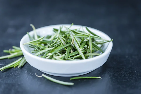 Frischer Rosmarin in Schüssel — Stockfoto