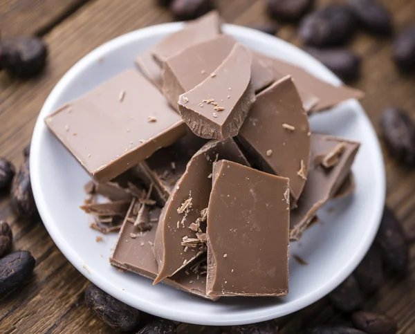 Chocolate de leite no fundo de madeira — Fotografia de Stock