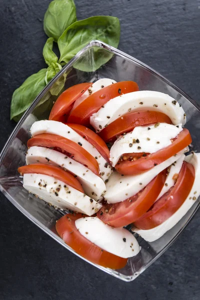 Część Mozzarella z pomidorami — Zdjęcie stockowe