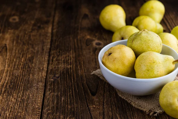 Sommige verse peren op tafel — Stockfoto