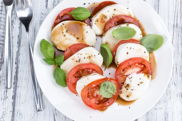 Mozzarella, Tomaten und Balasmico-Dressing — Stockfoto