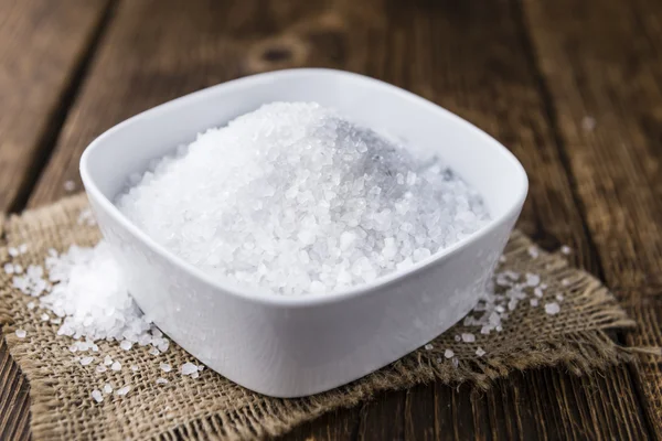 Grobes Salz auf dem Tisch — Stockfoto