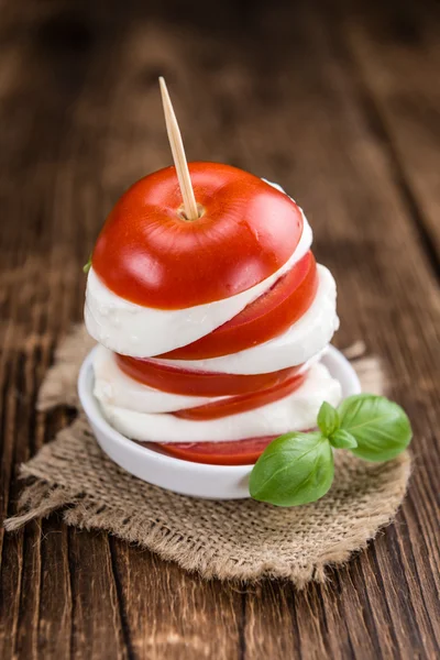 Сыр Моцарелла со свежими помидорами — стоковое фото