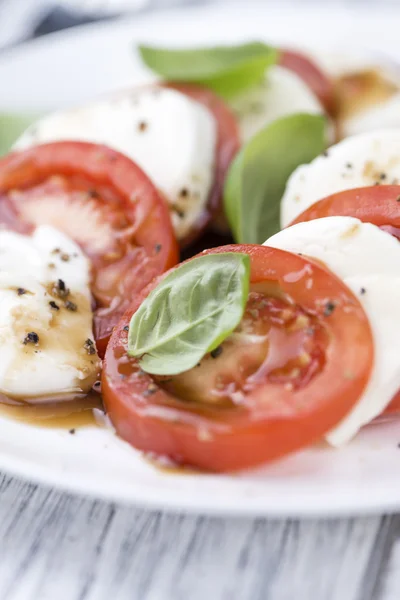 Mozzarella, Tomaten und Balasmico-Dressing — Stockfoto