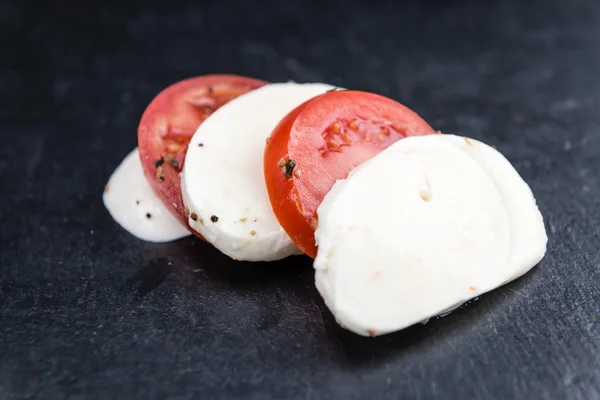 トマトとモッツァレラチーズの部分 — ストック写真