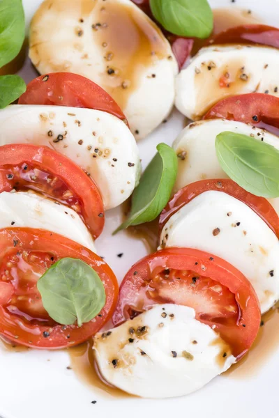 Del av mozzarella med tomater — Stockfoto