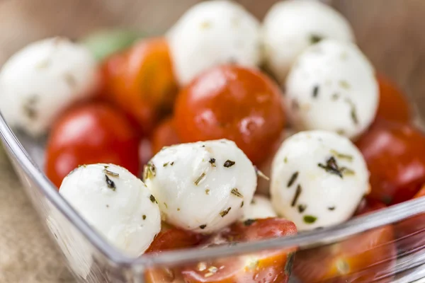 トマトとモッツァレラチーズのボール — ストック写真