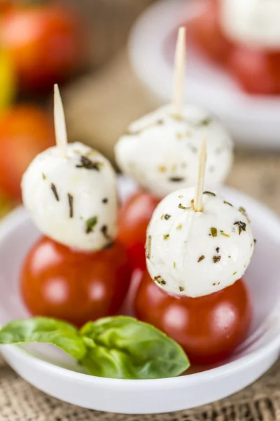 トマトとバジルとモッツァレラチーズ — ストック写真