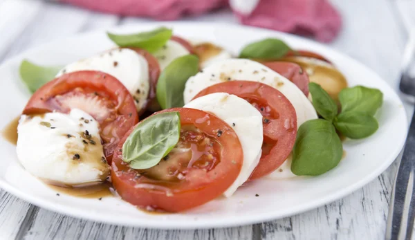 Tomates à la mozzarella et vinaigrette Balasimco — Photo