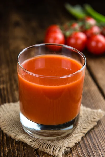 Frisch gepresster Tomatensaft — Stockfoto