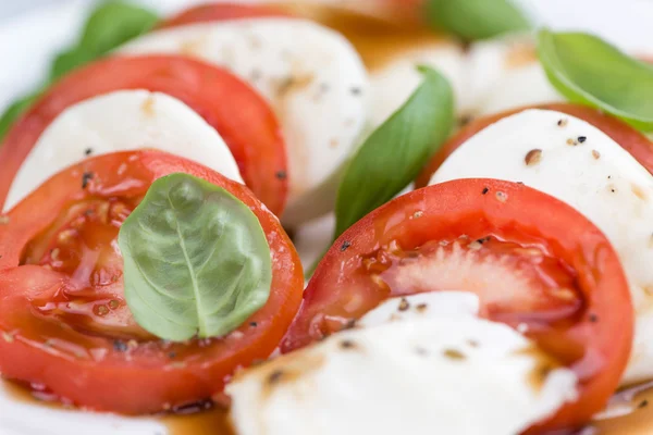 Mozzarella, tomater och Balasmico Dressing — Stockfoto