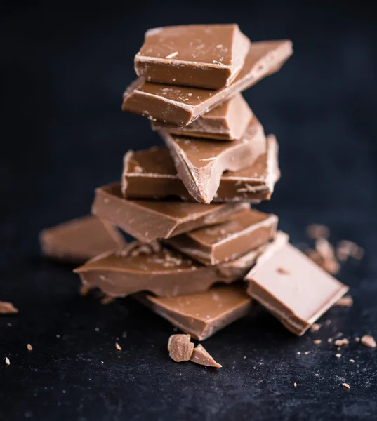 Cioccolato al latte su lastra di ardesia — Foto Stock