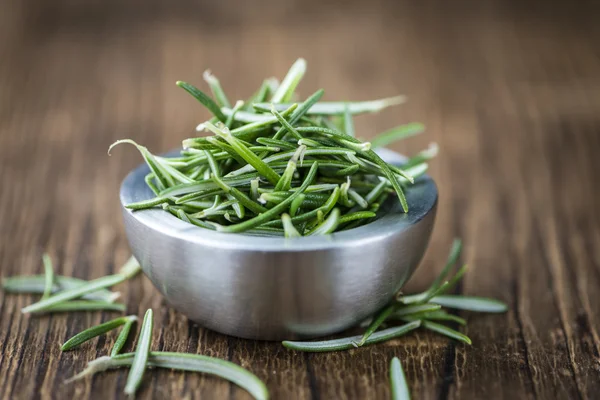 Färsk rosmarin på bord — Stockfoto