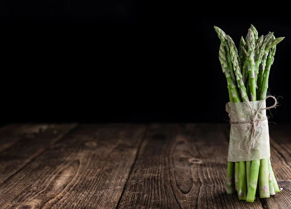 Grüner Spargel auf dem Tisch — Stockfoto