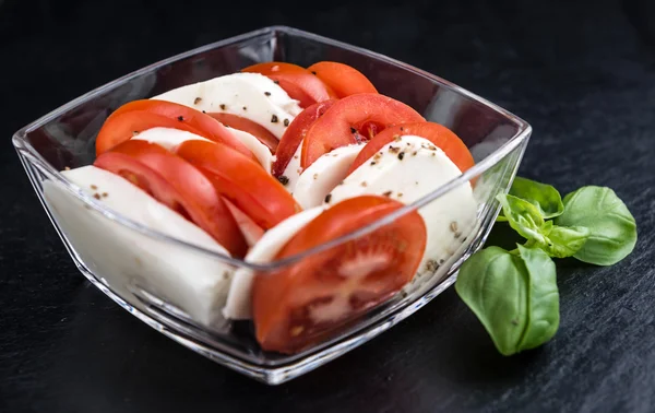 Mozzarella mit frischen Tomaten — Stockfoto