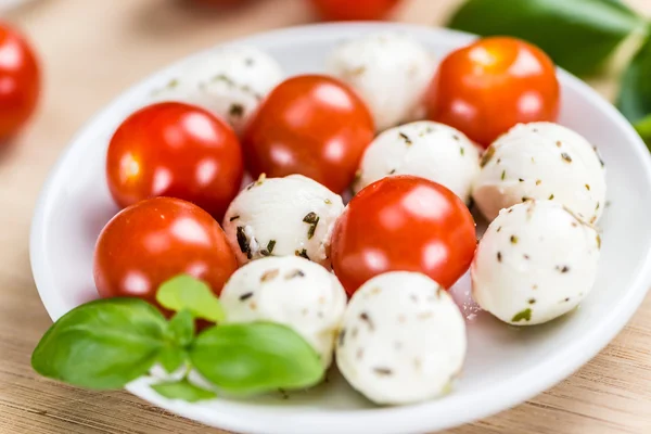 Portion Mozzarella mit Tomaten — Stockfoto