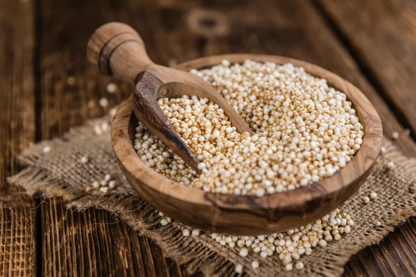 Portion gepuffter Quinoa — Stockfoto