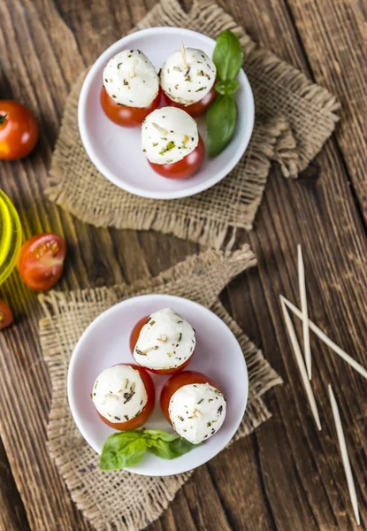 Boules de mozzarella aux tomates — Photo