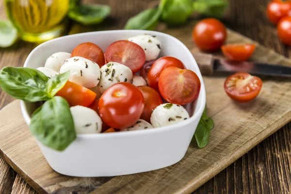 Salade de tomates mozzarella au basilic — Photo