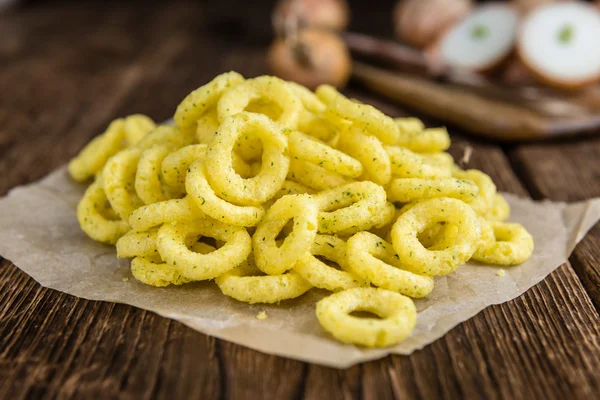 Onion Rings on wooden background — Stock Photo, Image