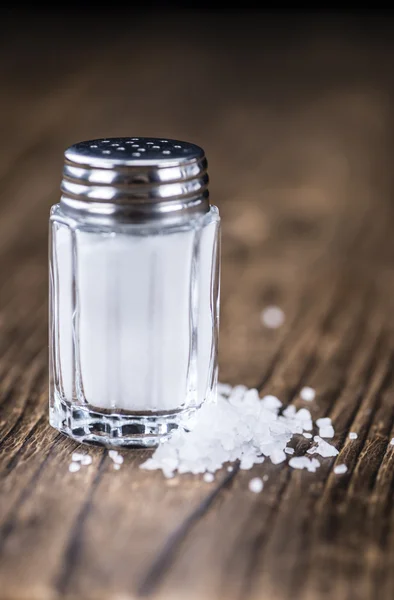 Zout shaker op tafel — Stockfoto