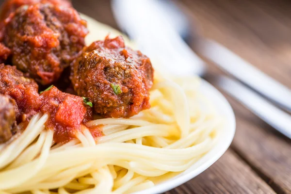 Espaguetis con albóndigas y salsa de tomate — Foto de Stock