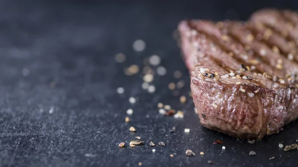 Carne de bovino grelhada com pimentão esmagado — Fotografia de Stock