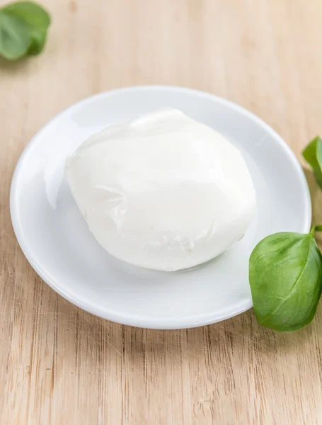 Mesa de madeira velha com Mozzarella — Fotografia de Stock