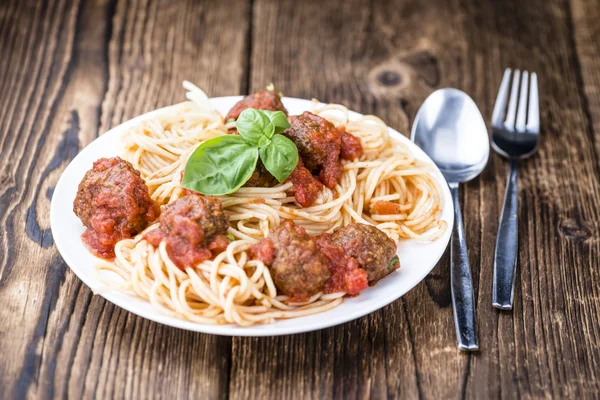 Espaguetis con albóndigas y salsa de tomate — Foto de Stock