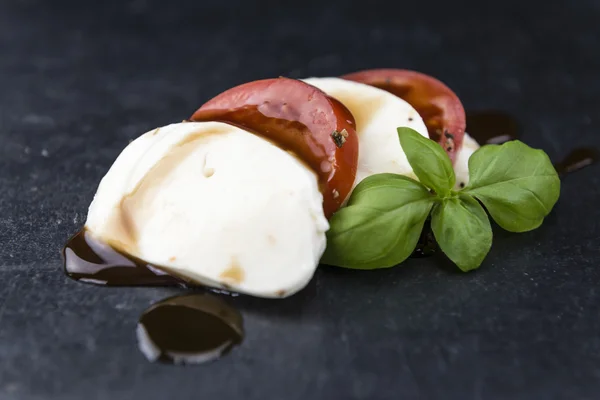 Porzione di mozzarella con pomodori — Foto Stock