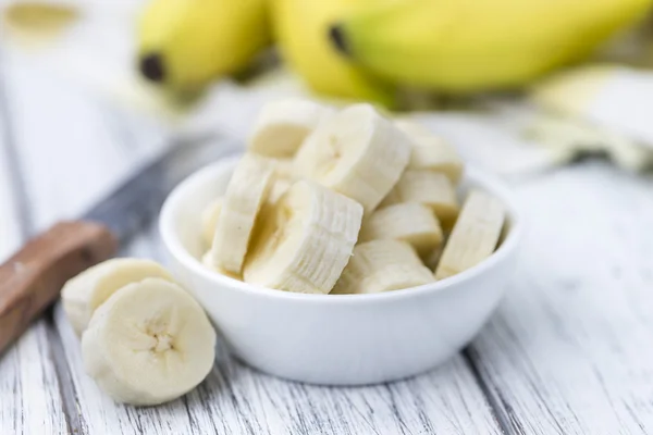 Bananen op een oud houten tafel — Stockfoto