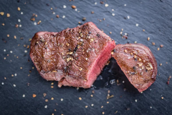 Pedaços de carne grelhada — Fotografia de Stock